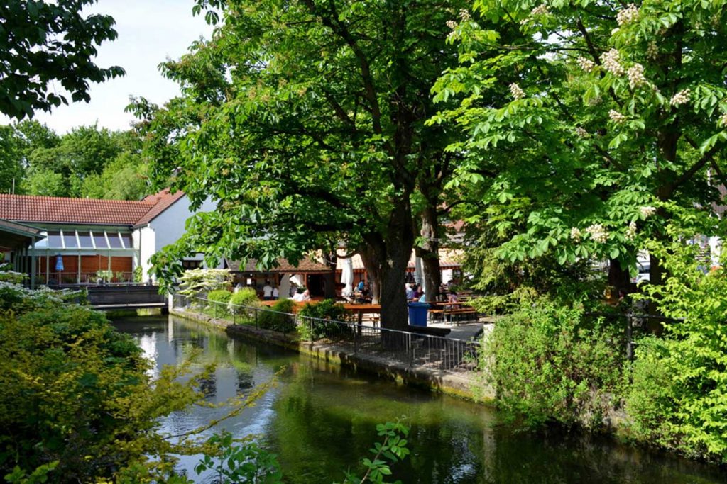 Biergarten B&auml;ume am Fluss