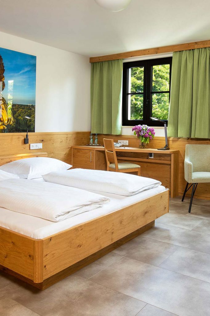 Bett mit Blick zr Ecke bzw. Fenster