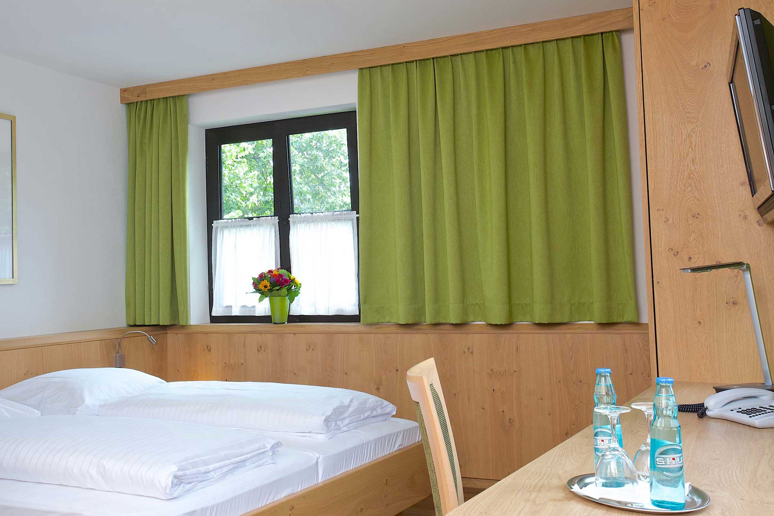 Doppelzimmer Gardinen gr&uuml;n