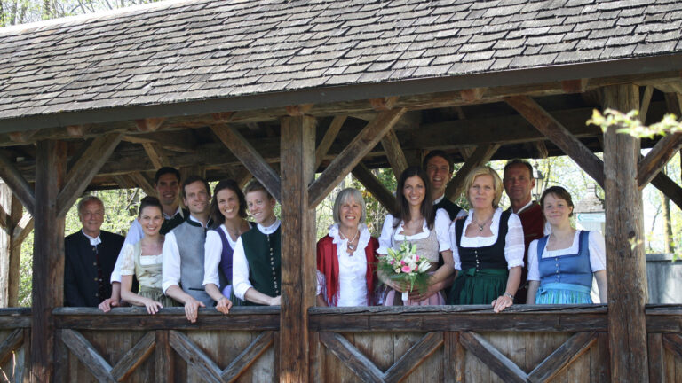 Hochzeitsgesellschaft auf Br&uuml;cke
