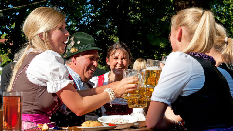 Freunde mit Bier
