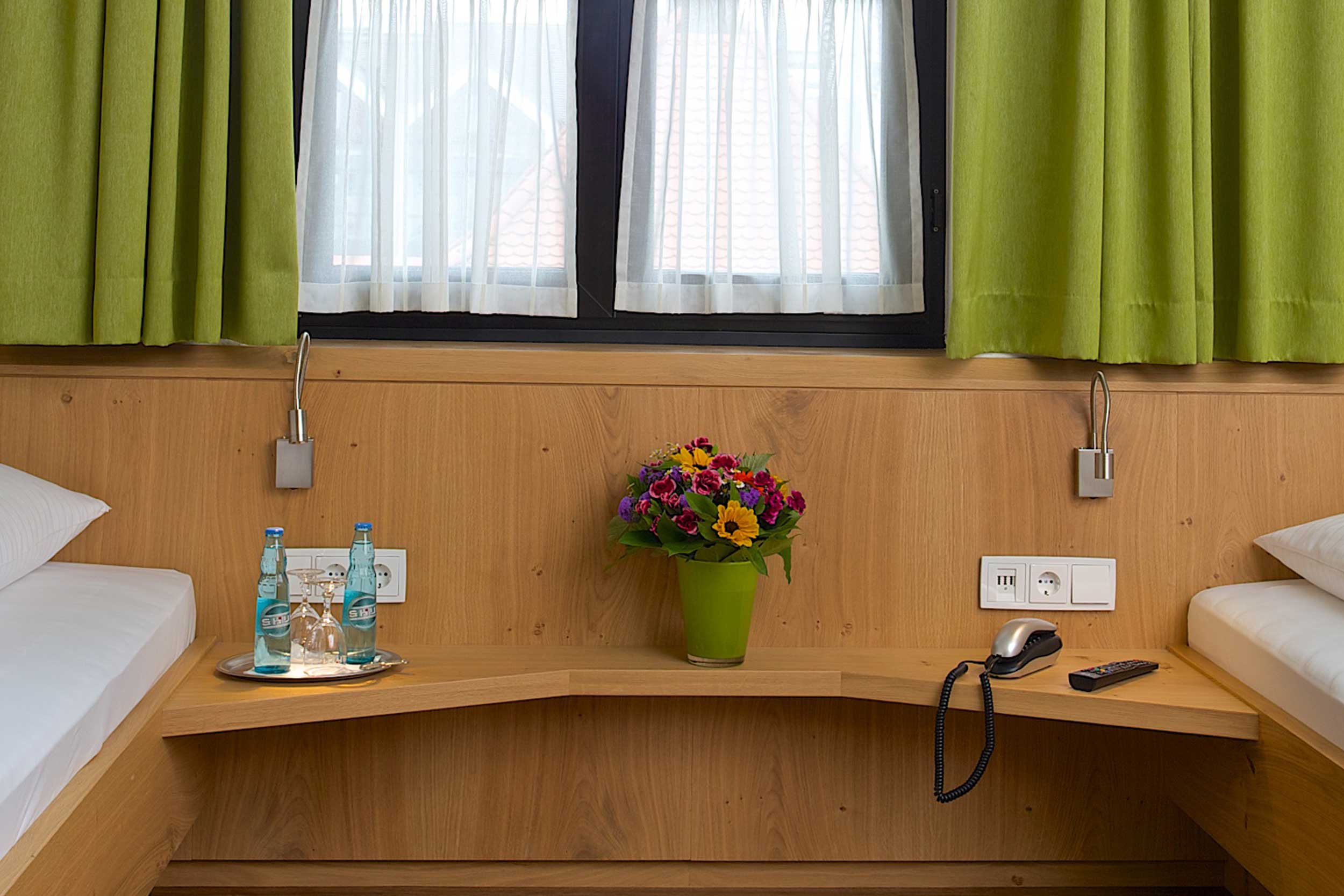 Twinbettzimmer Board Fenster