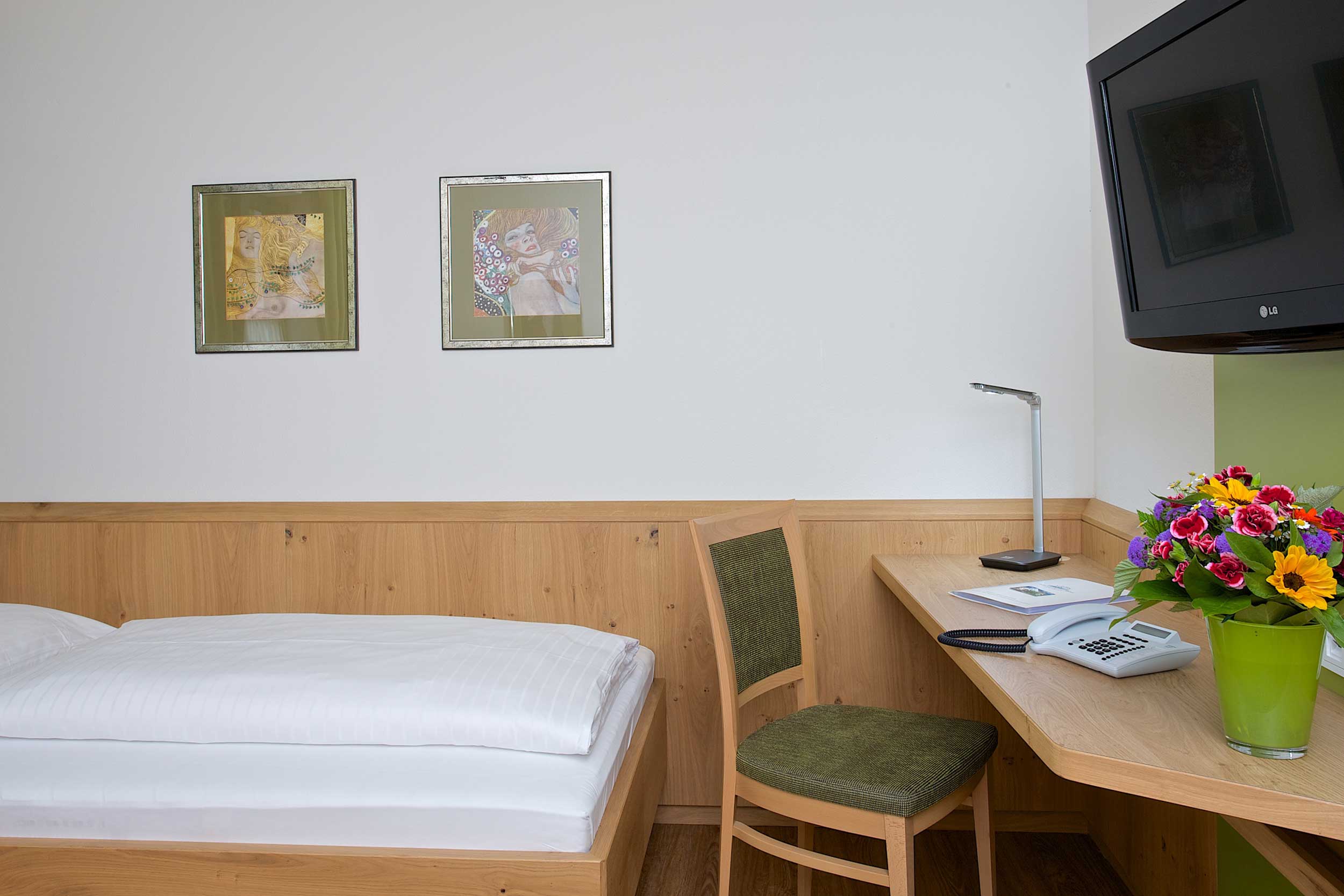 Twinbettzimmer Schreibtisch und Bett